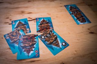 Ve hře Piráti: Peníze nebo život! 🏴‍☠️ najdete tři základní typy karet, které rozhodnou o vašem osudu: 💰 Poklad – přinese...