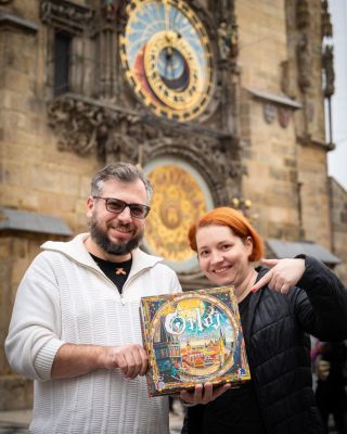 Orloj na Orloji. Jsme v Praze, přímo u Staroměstského orloje – na místě, které dalo vzniknout naší hře. 🕰️ Deskovka ORLOJ:...